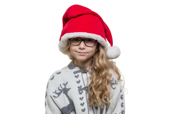Malá legrační dívka s brýlemi, Santa Claus, svetr s jelenem, izolovaný na bílém pozadí — Stock fotografie