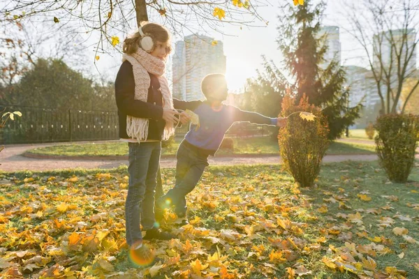 Żółty jesienny sezon, dzieci chłopiec i dziewczyna chodzenie w parku — Zdjęcie stockowe