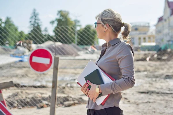 Retrato al aire libre de la mujer madura de negocios, pavimentación de piedra puesta — Foto de Stock