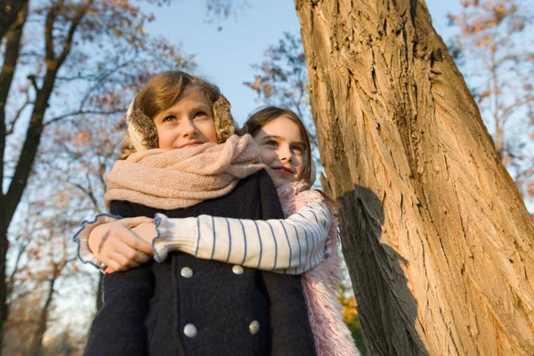 Portrait extérieur de deux petites filles meilleurs amis — Photo