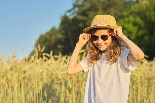 Flicka barn blondin i hatt i vetefält, sommar solnedgång — Stockfoto