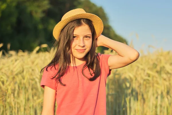 Retrato de menina bonita em chapéu no campo de trigo — Fotografia de Stock