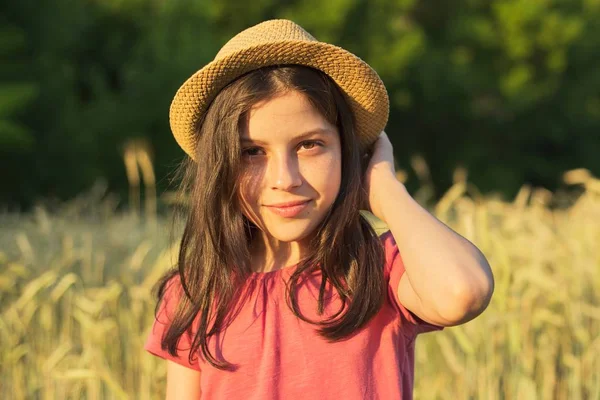 Retrato de hermosa chica en sombrero en el campo de trigo —  Fotos de Stock