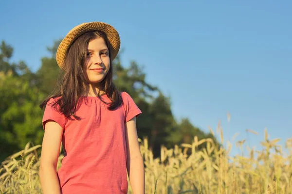Portret van mooi meisje in hoed in tarwe veld — Stockfoto