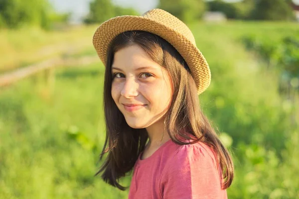 Retrato ao ar livre de bela menina sorridente 12, 13 anos — Fotografia de Stock