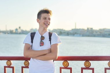 15 yaşında şık gülümseyen genç çocuk portresi