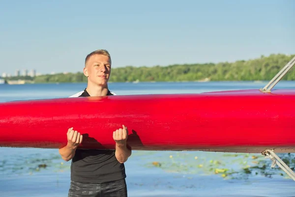 Ragazzo adolescente con barca sportiva kayak, sport acquatici — Foto Stock