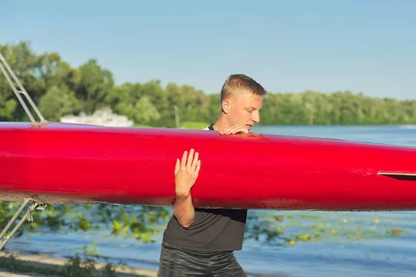 Ragazzo adolescente con barca sportiva kayak, sport acquatici — Foto Stock