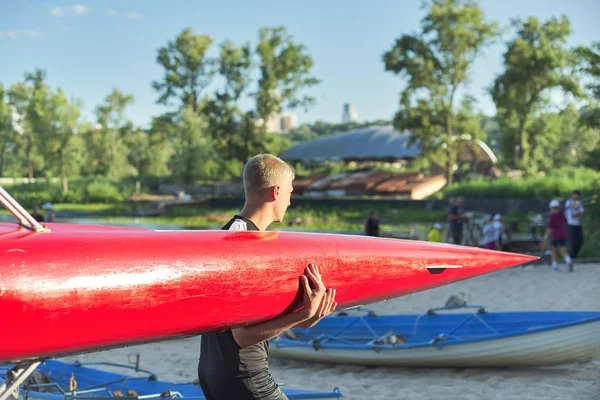 Niño adolescente con kayak barco deportivo, deportes acuáticos —  Fotos de Stock