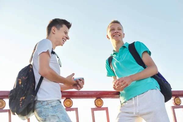 Utomhus porträtt av två talande pojkar tonåringar 15, 16 år gammal — Stockfoto