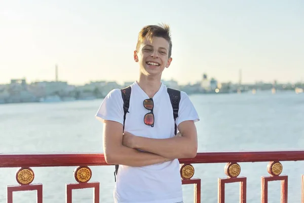 Πορτρέτο του κομψό χαμογελαστή έφηβο αγόρι των 15 ετών — Φωτογραφία Αρχείου