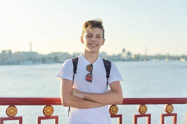 Porträtt av elegant leende tonårs pojke 15 år gammal — Stockfoto
