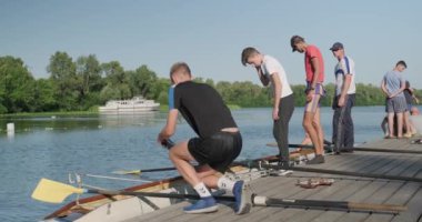 Kiev Ua, 31-07-2019. Genç erkek spor takımı çalıştırıcı suya tekne kayık indirme liderliğindeki