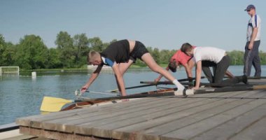 Kiev Ua, 31-07-2019. Genç erkek spor takımı çalıştırıcı suya tekne kayık indirme liderliğindeki