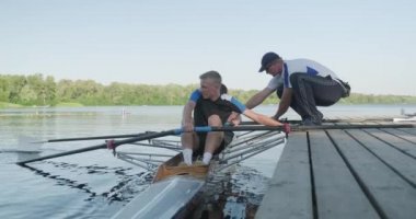 Kiev Ua, 31-07-2019. Su üzerinde kayak teknede antrenör liderliğindeki genç erkek Spor takımı