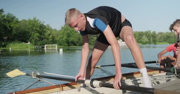 Kiev UA, 31-07-2019. Sport team van tiener jongens geleid door coach in kajak boot op het water — Stockvideo