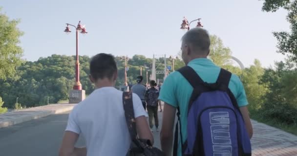 Kyiv ua, 31-07-2019. Két baráti tizenéves fiúk a gyaloglás és a beszéd — Stock videók