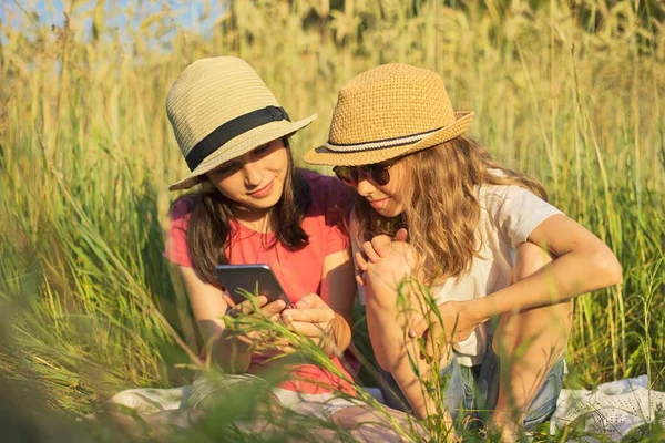 Nyári portré két lány ül a fűben — Stock Fotó