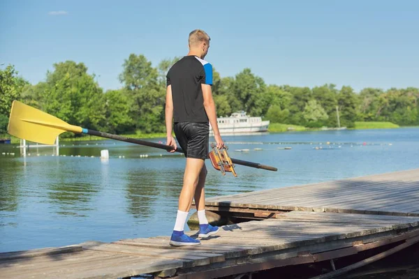 Adolescente chico cabalgando con paleta para deporte kayak barco —  Fotos de Stock