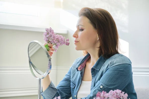 Retrato de mujer de mediana edad con espejo de maquillaje —  Fotos de Stock
