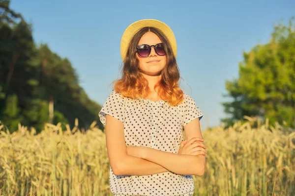 Letni portret nastoletniej dziewczynki z zagiętymi ramionami w polu pszenicy — Zdjęcie stockowe