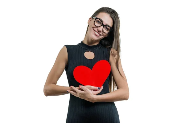 Portrait isolé de jeune femme avec coeur rouge en papier — Photo