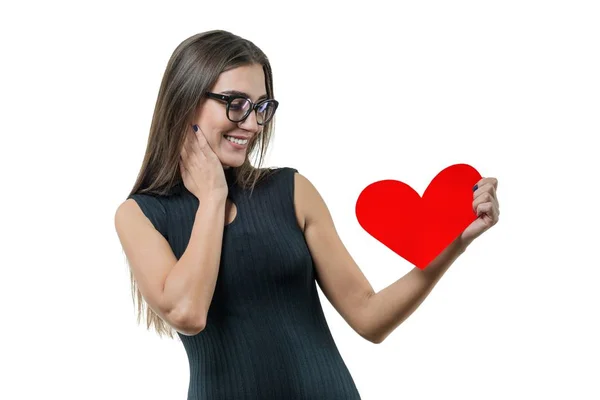 Portrait isolé de jeune femme avec coeur rouge en papier — Photo