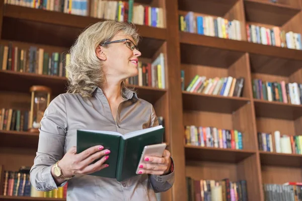 Positieve vrouw met Business Diary, boekenplank achtergrond — Stockfoto