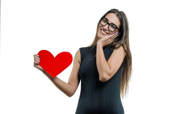 Portrait isolé de jeune femme avec coeur rouge en papier — Photo