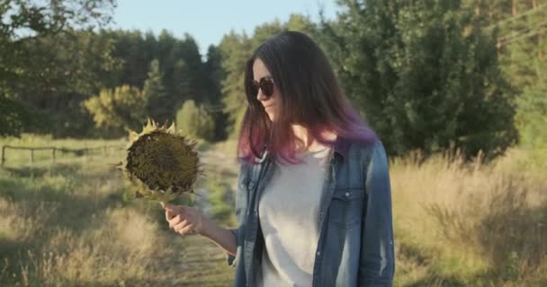 Giovane Bella Ragazza Con Girasole Maturo Mano Sfondo Naturale Fine — Video Stock