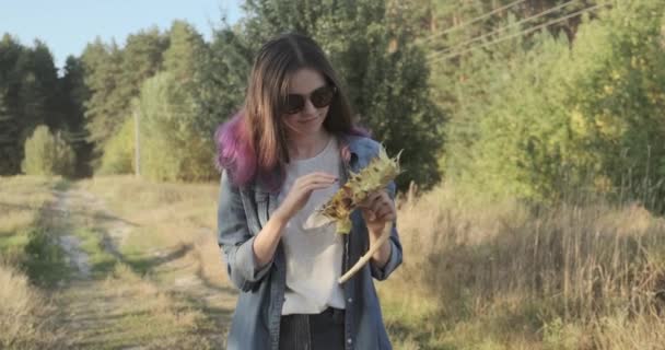 Jeune Belle Fille Avec Tournesol Mûr Dans Les Mains Fond — Video