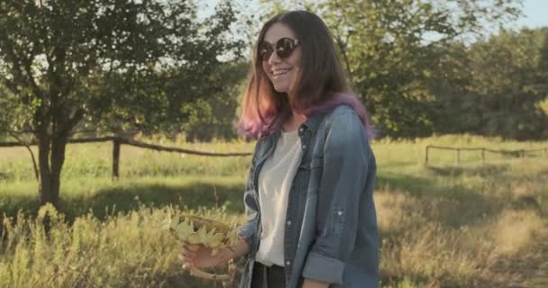 Joven Chica Hermosa Con Girasol Maduro Las Manos Fondo Naturaleza — Vídeo de stock