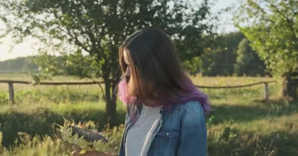 Jong Mooi Meisje Met Rijpe Zonnebloem Handen Natuur Achtergrond Einde — Stockvideo