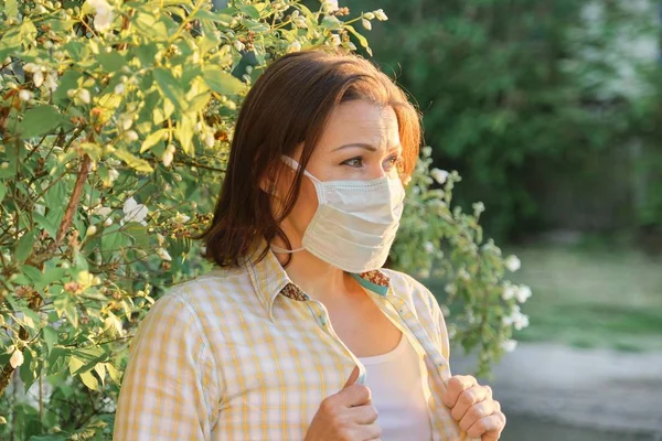 Mujer madura en máscara médica protectora, mujer al aire libre —  Fotos de Stock