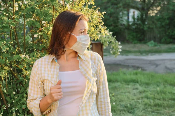 Mujer madura en máscara médica, temporada de alergia —  Fotos de Stock