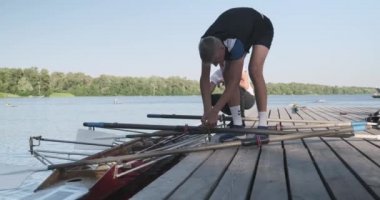 Bir çift kayık ile genç acemi sporcular, gençler suya tekne aşağı