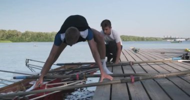 Bir çift kayık ile genç acemi sporcular, gençler suya tekne aşağı