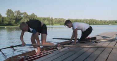 Bir çift kayık ile genç acemi sporcular, gençler suya tekne aşağı