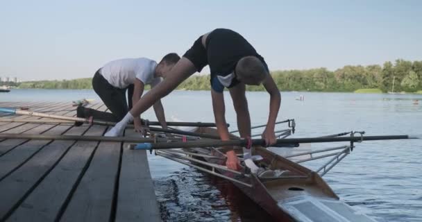 Junge Anfänger Mit Doppelkajak Jugendliche Senken Das Boot Ins Wasser — Stockvideo