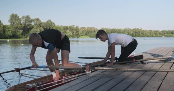 Junge Anfänger Mit Doppelkajak Jugendliche Senken Das Boot Ins Wasser — Stockvideo
