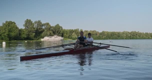 Junge Sportmannschaft Zwei Teenager Jungen Mit Einem Doppelboot Kajak Auf — Stockvideo