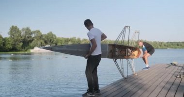 Kiev Ua, 31-07-2019. Genç spor takımı suda bir çift tekne kayık ile iki genç erkek.