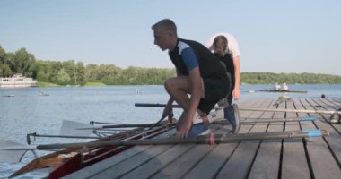 Kiev Ua, 31-07-2019. Genç spor takımı suda bir çift tekne kayık ile iki genç erkek.