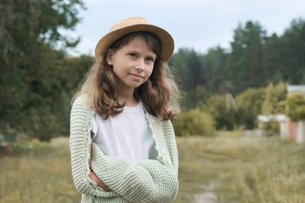 Bela menina sorridente criança em chapéu cobertor de malha — Fotografia de Stock