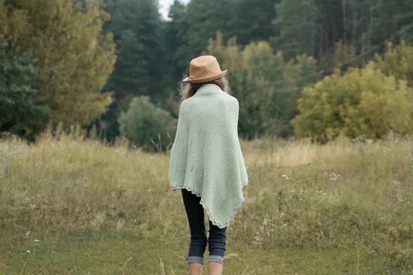 Walking lány gyermek kalap kötött takaró csizma, vissza megtekintéséhez — Stock Fotó