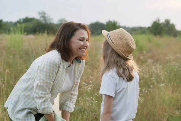 Sorridente madre che parla con figlia, natura estiva — Foto Stock