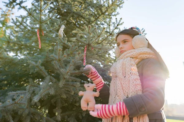 Invierno retrato al aire libre de niña cerca del árbol de Navidad —  Fotos de Stock
