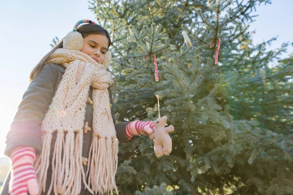 Utomhus vinter porträtt av leende flicka nära julgran — Stockfoto