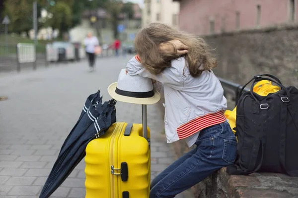 観光、旅行、荷物を持つ小さな女の子の概念 — ストック写真