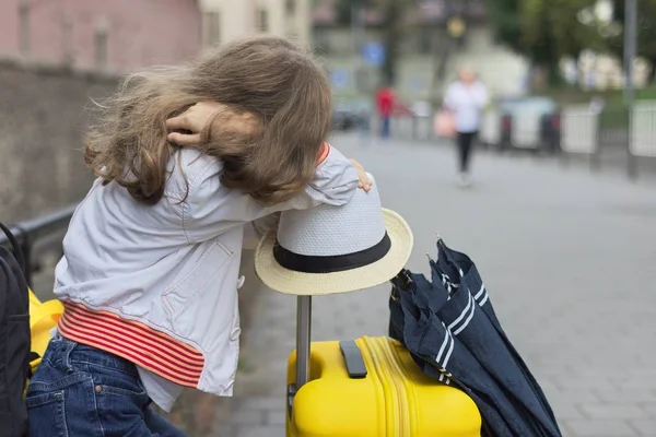 Koncepcja turystyki, Podróże, mała dziewczynka z bagażem — Zdjęcie stockowe
